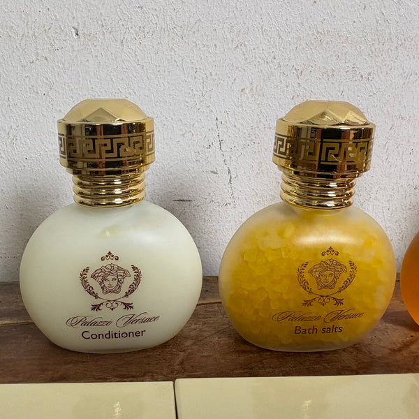 Luxuriöse Pflegeprodukte und Accessoires für Gäste des Palazzo Versace Hotels an der Gold Coast in Australien