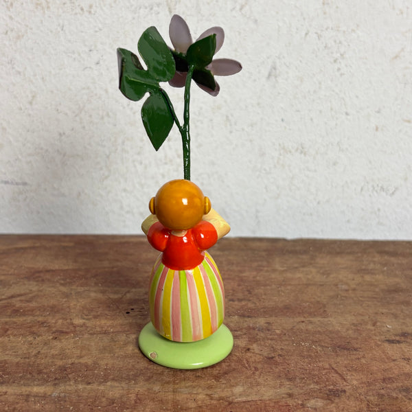 Blumenkind Mädchen mit lila Blume von Weha