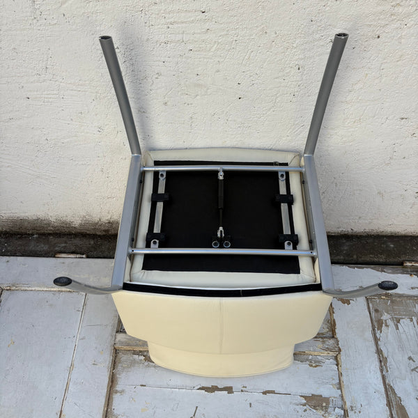 Design Armlehnstuhl 
Walter Knoll Jason von EOOS für WK Wohnen Stuhl mit Torsionsfunktion in Cremeweiß /Leder