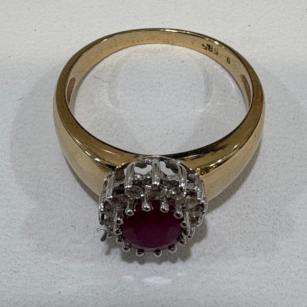 Goldring mit Rubin und Brillanten Besetzung aus 14 Karat Gold