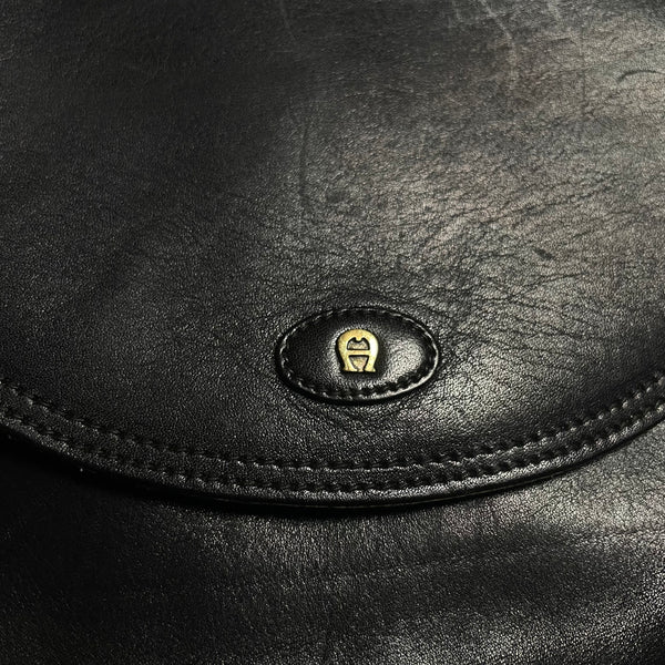 Aigner Lederhandtasche zum umhängen in Schwarz