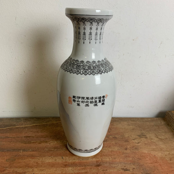 Vintage chinesische Porzellanvase mit stimmungsvoller Landschaftsmalerei aus der Volksrepublik China