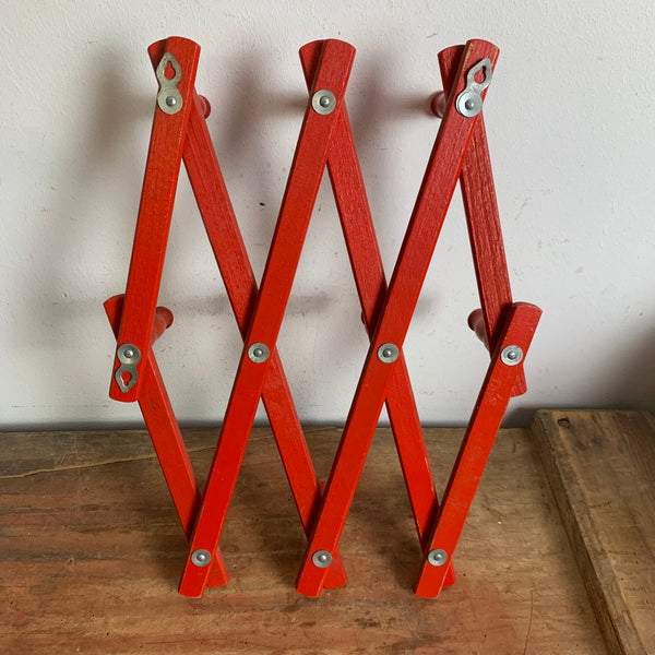 Vintage Mid Century Scheren Garderobe in rot