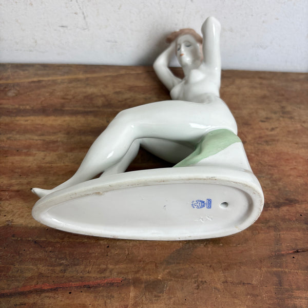 Vintage Porzellan Badende Akt Skulptur im Art Deco Stil von Aquincum