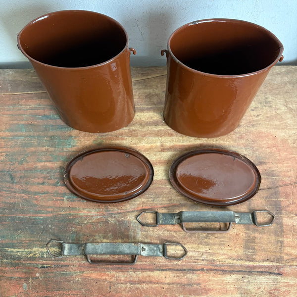 2 antike Essenbehälter aus Emaille mit Deckel und Verschluss in braun