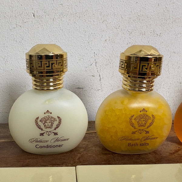 Luxuriöse Pflegeprodukte und Accessoires für Gäste des Palazzo Versace Hotels an der Gold Coast in Australien