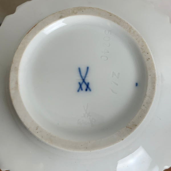 Vintage weiße Relief Vase von Ludwig Zepner für Meissen Schwertermarke
