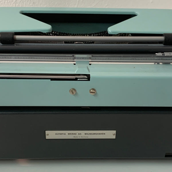Vintage Schreibmaschine Colortrip - S von Olympia hellblau