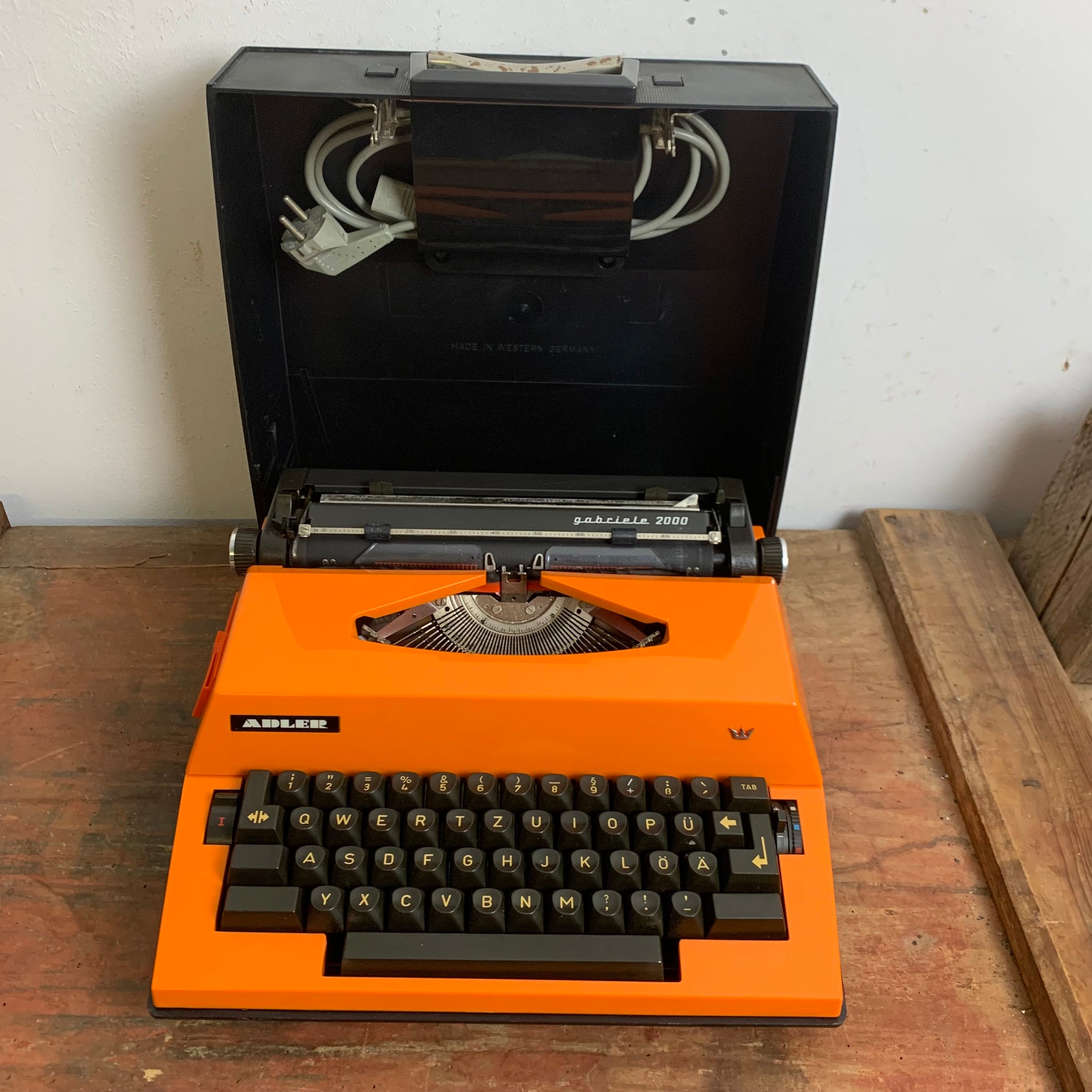 Vintage elektrische Schreibmaschine Gabriele 2000 von Adler in orange