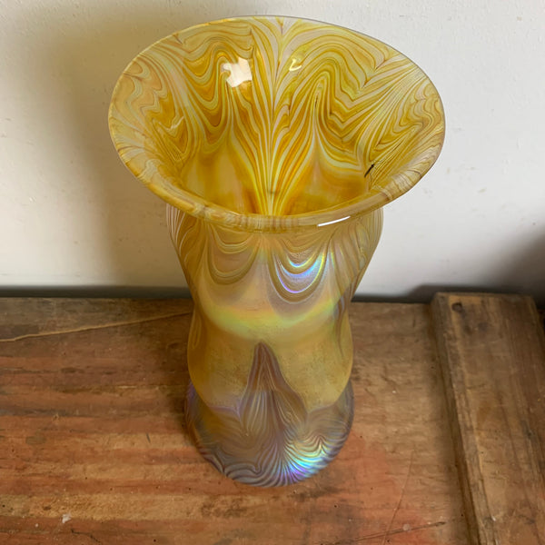 Vintage Czech Art Glass Irisierende Wellen Vase von Igor Muller