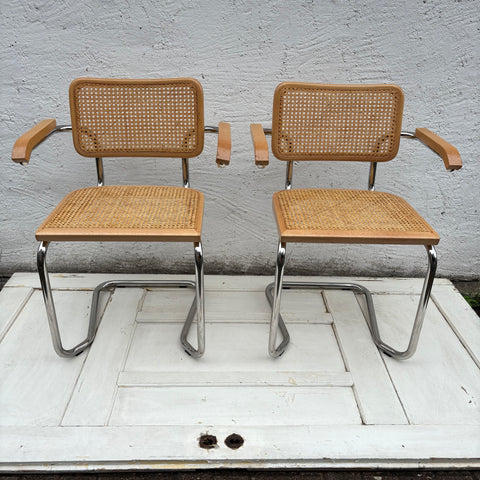 2 Freischwinger mit Armlehnen nach Marcel Breuer