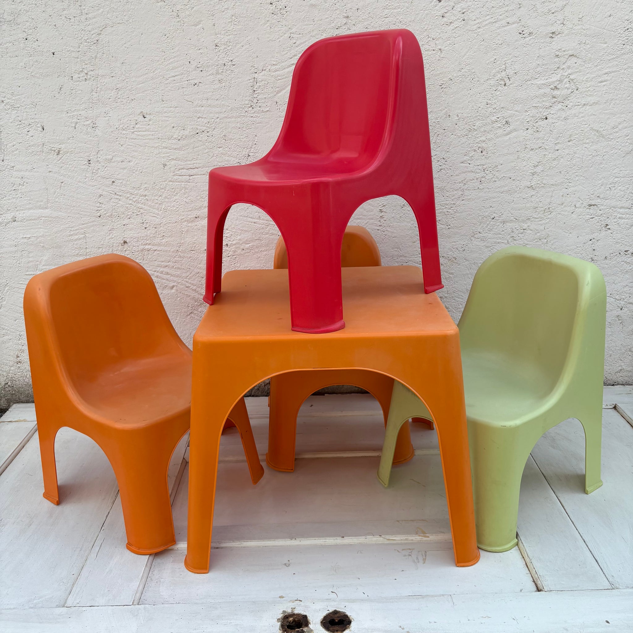 Stylische Kinder Stapelstühle mit Tisch – Trödelfuchs Vintage Shop