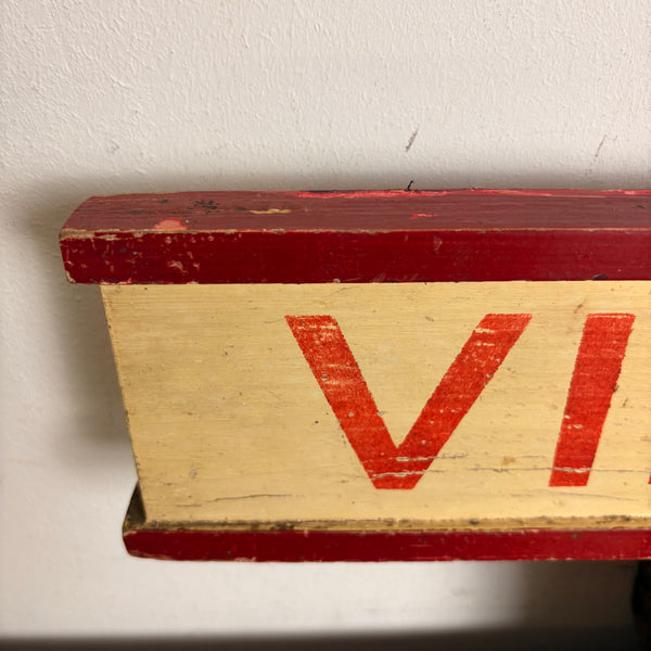 Vintage Holzschild Hustelinchen von Villosa