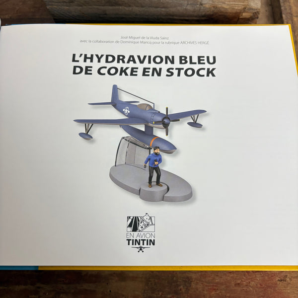 Modell Figur und Buch Tim und Struppi das Das Blaue Wasserflugzeug mit Kapitän Haddoc aus Koks an Bord