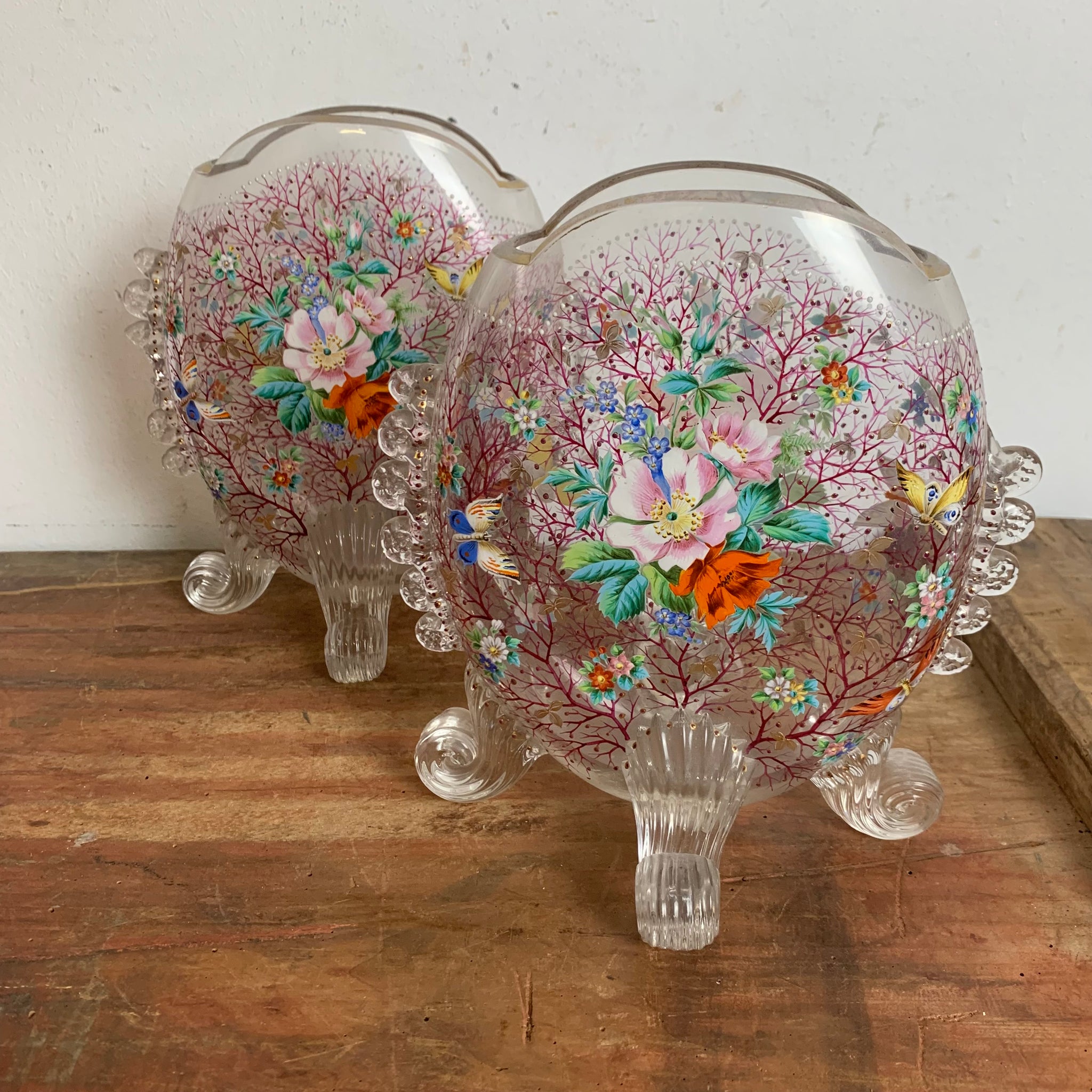 Ein paar antike Kamin Vasen mit Emaille Malerei – Trödelfuchs Vintage Shop