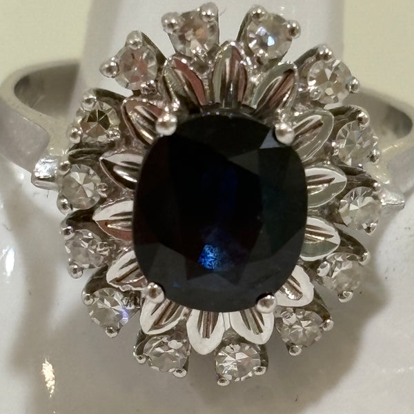 Entourage Ring aus Weißgold mit Saphir und Brillanten