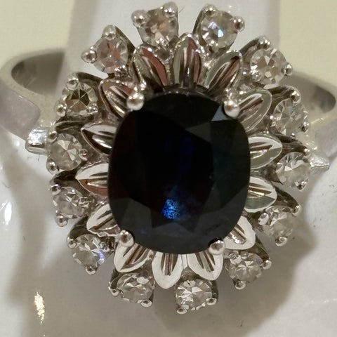 Entourage Ring aus Weißgold mit Saphir und Brillanten