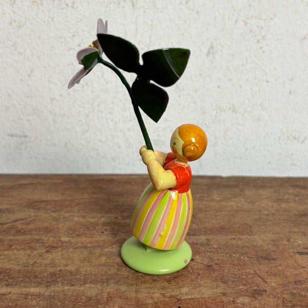 Blumenkind Mädchen mit lila Blume von Weha