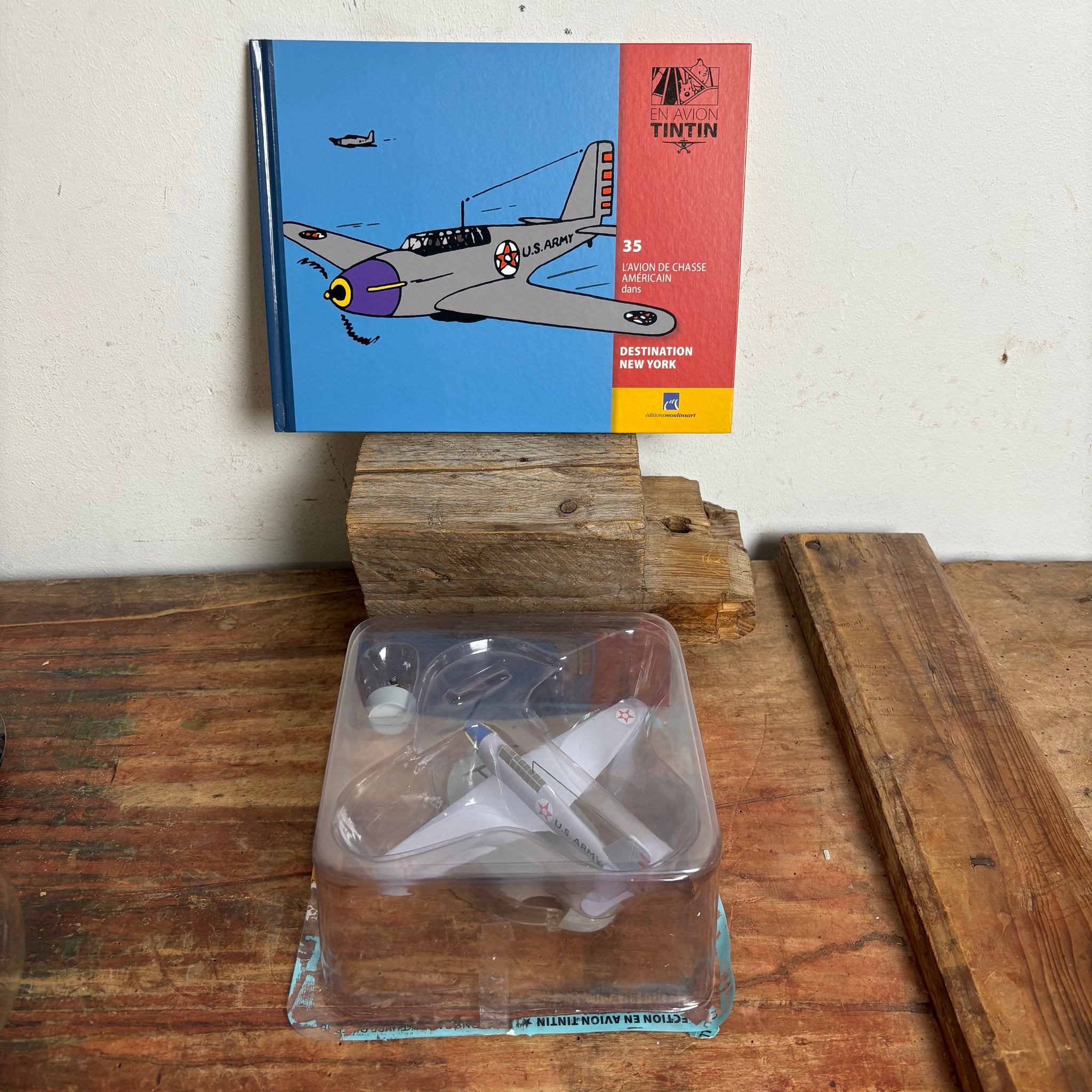 Modell Figur und Buch Tim und Struppi das Das Amerikanisches Jagdflugzeug mit Jocko aus Ziel New York