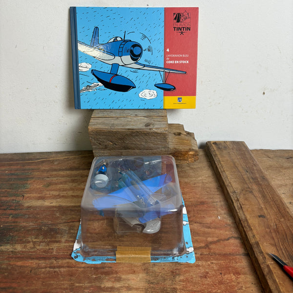 Modell Figur und Buch Tim und Struppi das Das Blaue Wasserflugzeug mit Kapitän Haddoc aus Koks an Bord