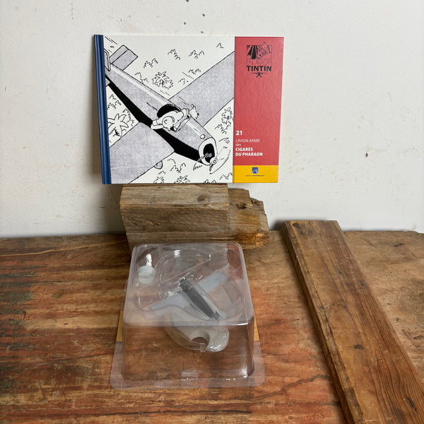Modell Figur und Buch Tim und Struppi das Syldavisches Flugzeug Des Arabischen Prinzen mit Tim aus Die Zigarren des Pharao