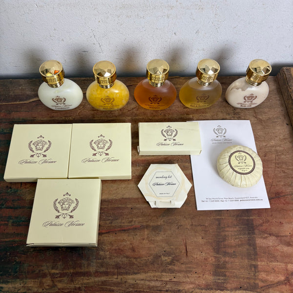 Luxuriöse Pflegeprodukte und Accessoires für Gäste des Palazzo Versace Hotels an der Gold Coast in Australien
