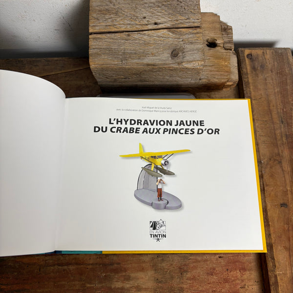 Modell Figur und Buch Tim und Struppi das Gelbe Wasserflugzeug mit Tim aus Der Goldene Krebs