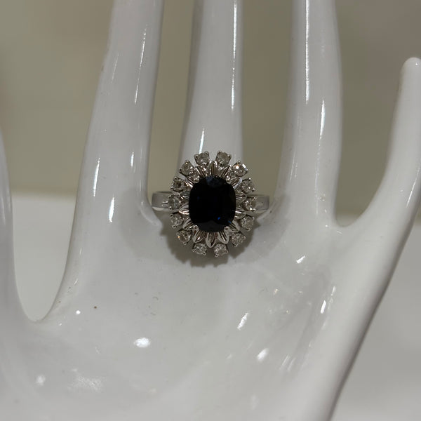 Entourage Ring aus Weißgold mit Saphir und Brillanten