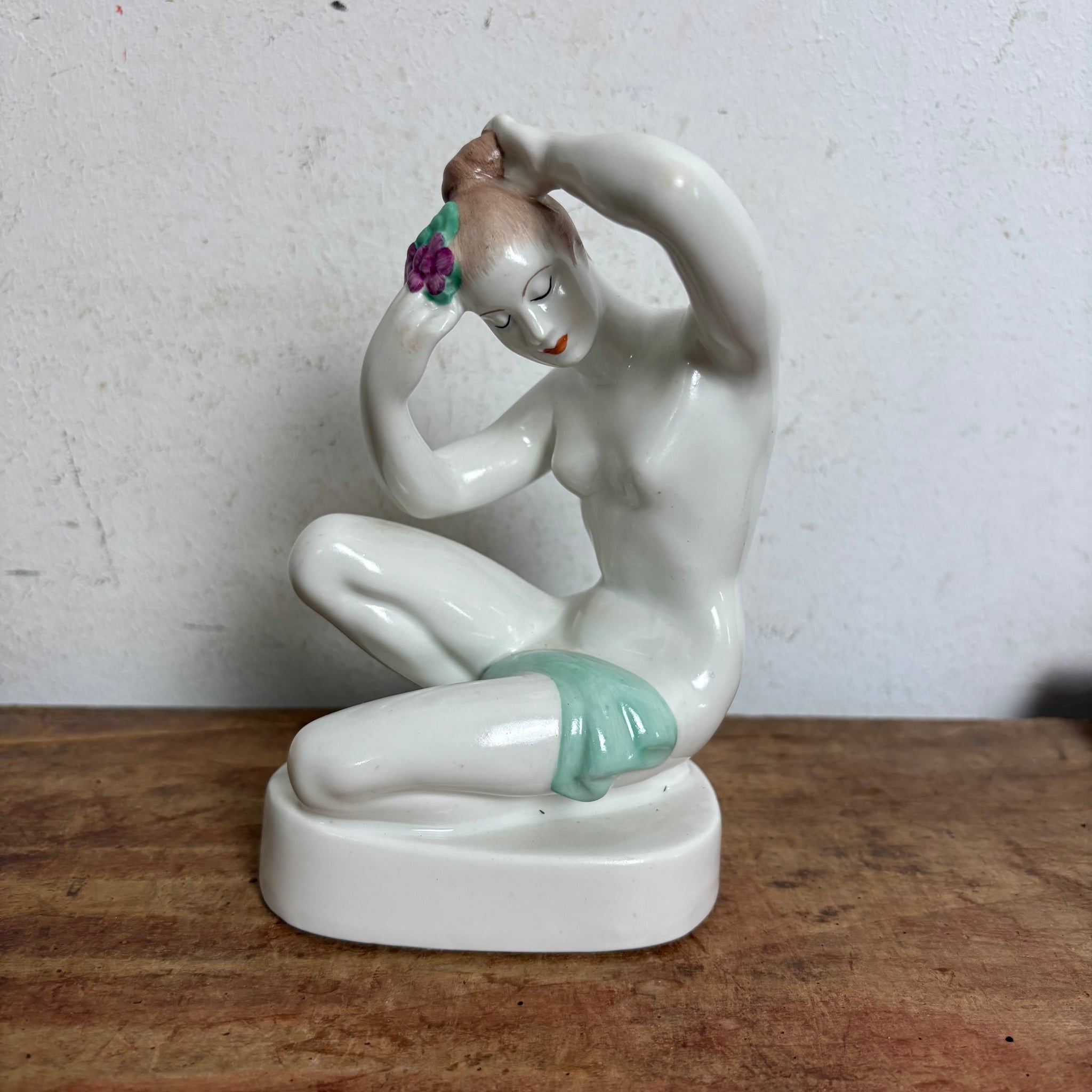 Vintage Porzellan Badende Akt Skulptur im Art Deco Stil von Aquincum