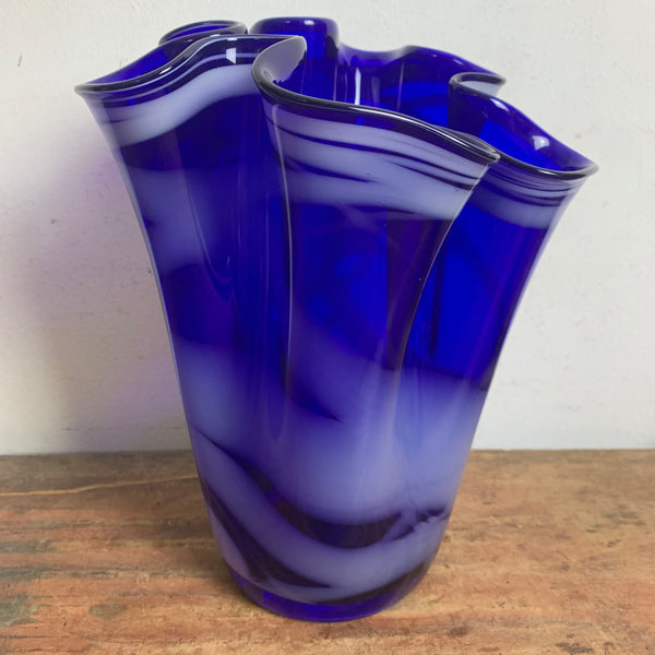 Vintage weiß blaue Glas Falten Vase