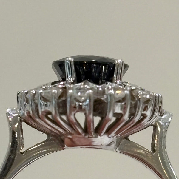 Entourage Ring aus Weißgold mit Saphir und Brillanten