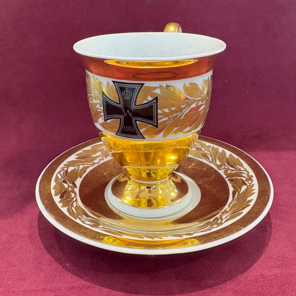 Patriotische Porzellan Prunktasse mit Eisernem Kreuz 1914 von KPM Zeptermarke
