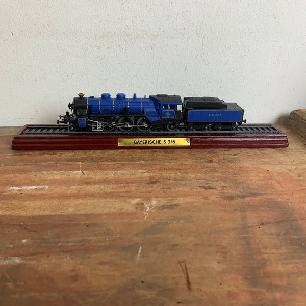 Vier Eisenbahnmodelle