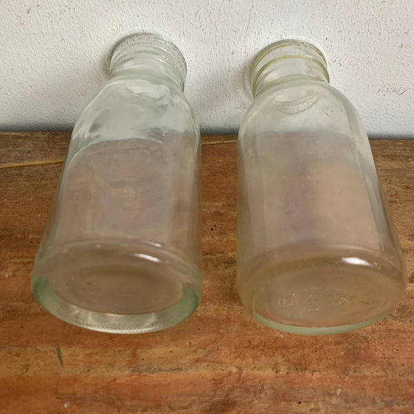 Ein paar vintage Milchflaschen