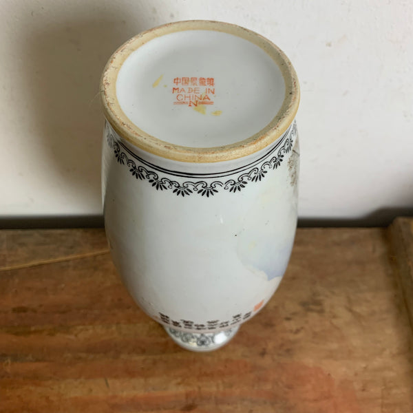 Vintage chinesische Porzellanvase mit stimmungsvoller Landschaftsmalerei aus der Volksrepublik China