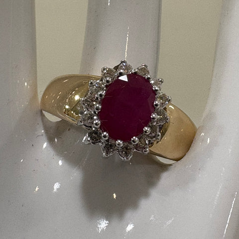 Goldring mit Rubin und Brillanten Besetzung aus 14 Karat Gold