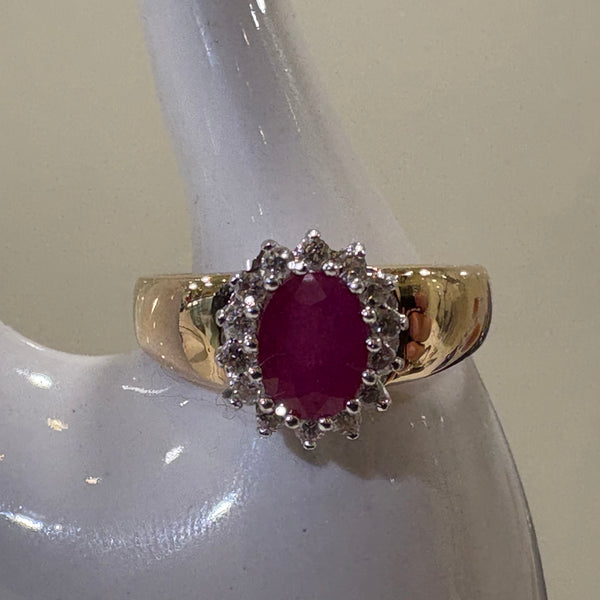 Goldring mit Rubin und Brillanten Besetzung aus 14 Karat Gold