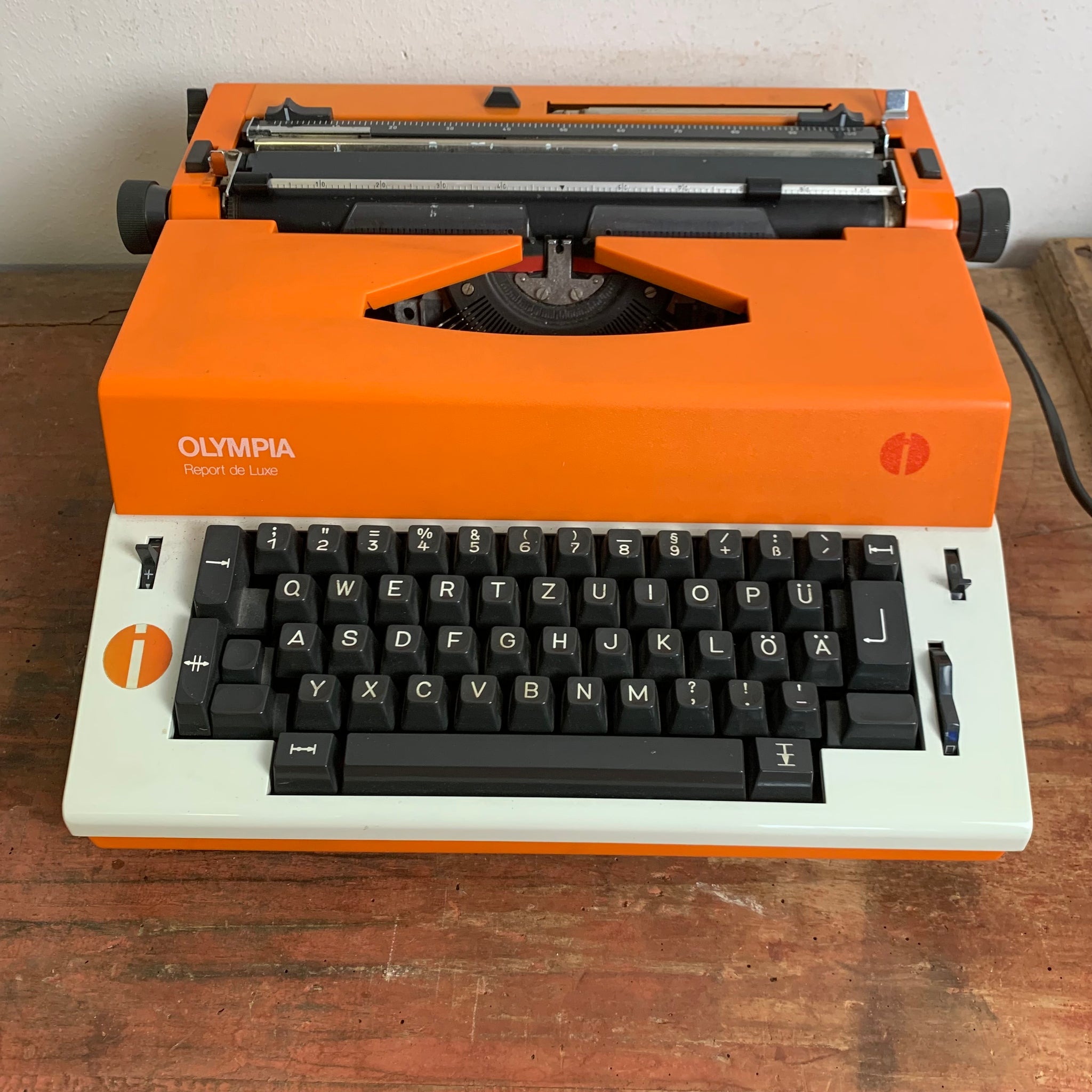 Vintage elektrische Schreibmaschine Olympia International in orange