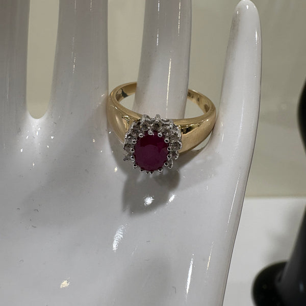 Goldring mit Rubin und Brillanten Besetzung aus 14 Karat Gold