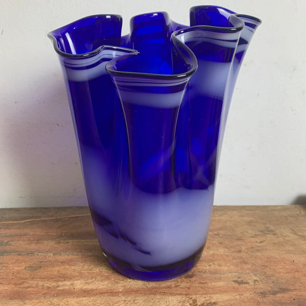 Vintage weiß blaue Glas Falten Vase