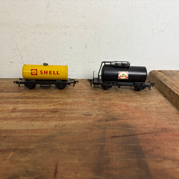 2 Fleischmann Kesselwagen Shell und Avia Blech Spur H0