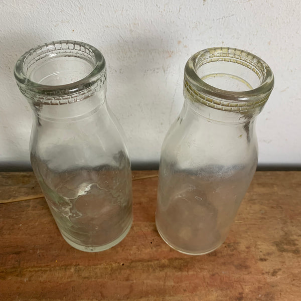 Ein paar vintage Milchflaschen