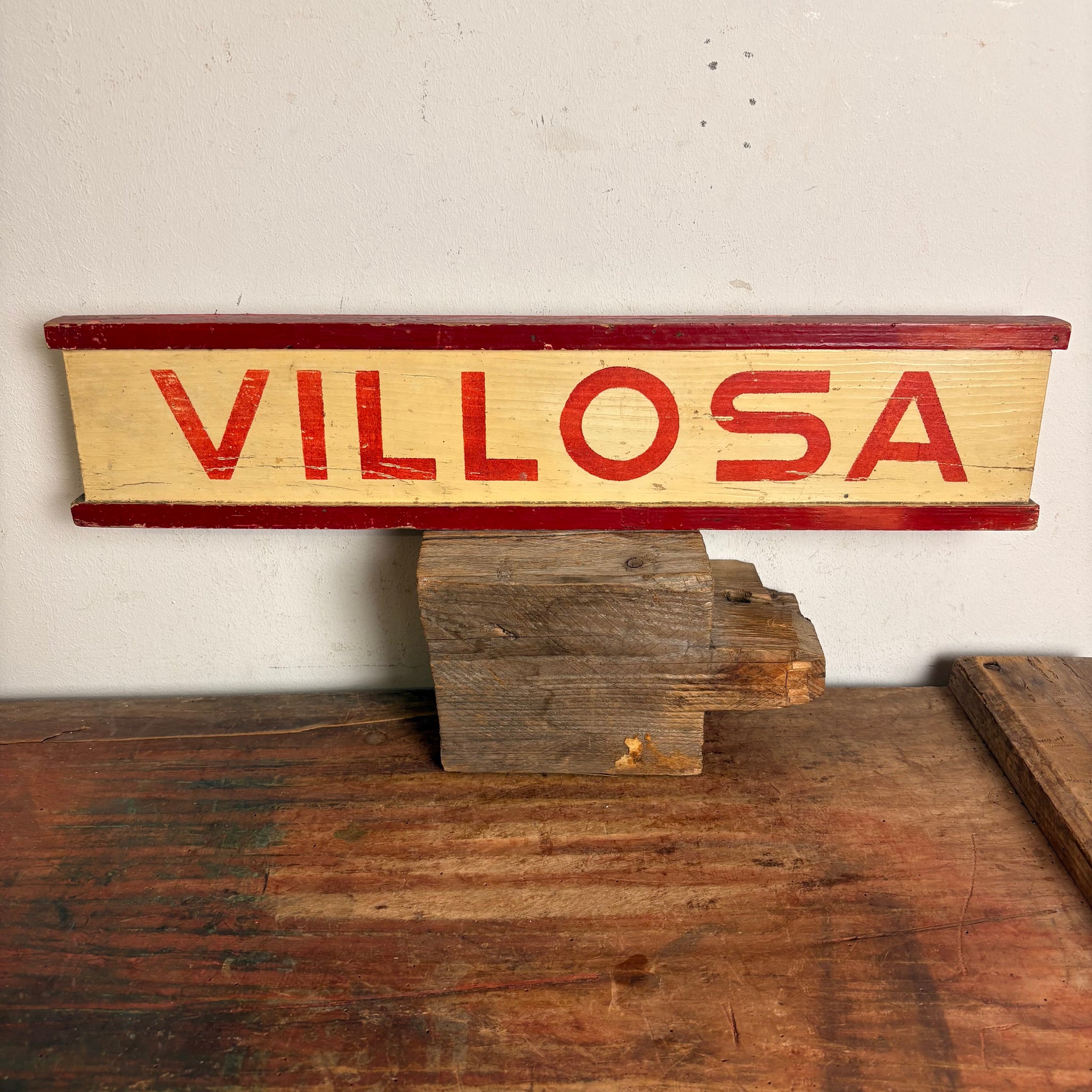 Vintage Holzschild Hustelinchen von Villosa