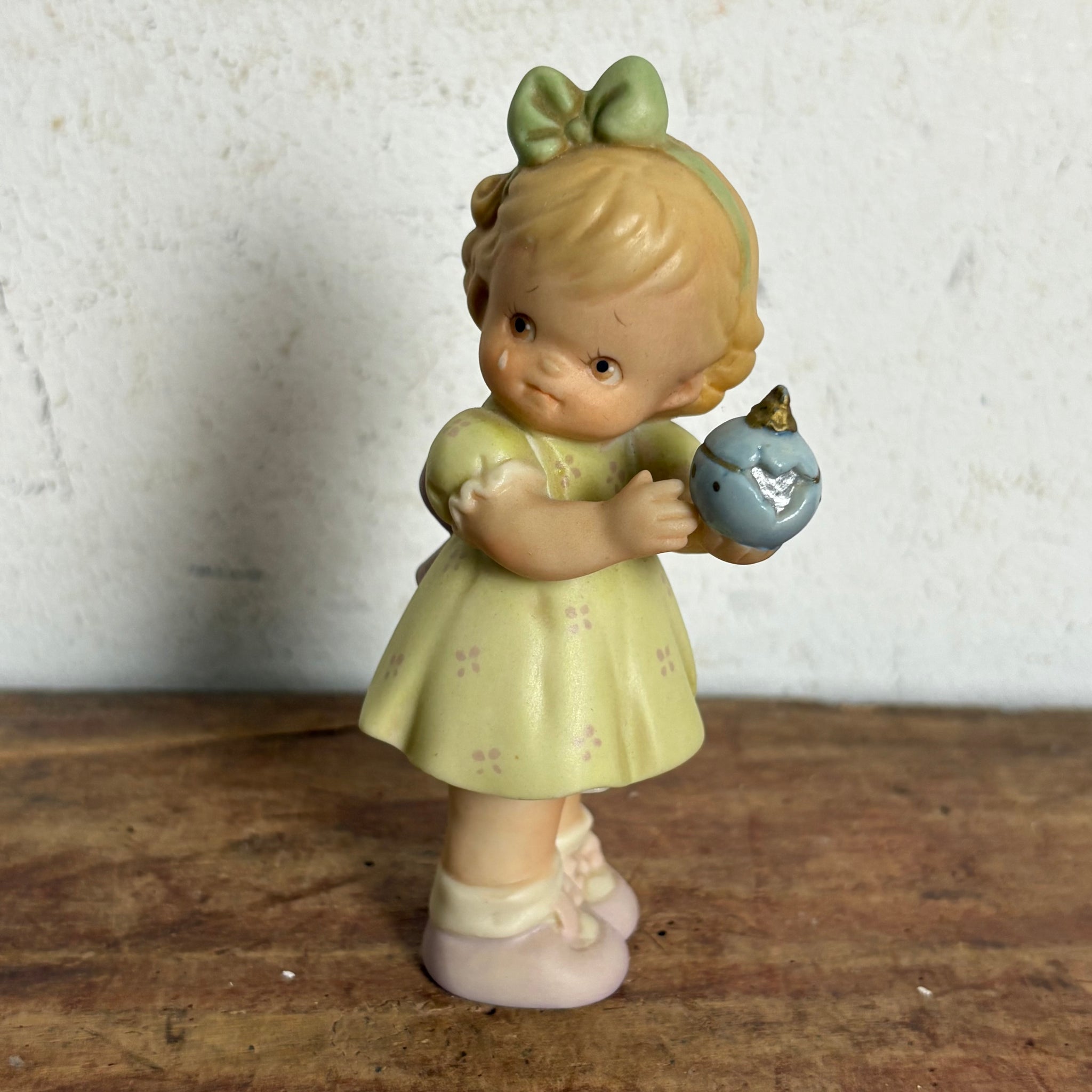 Vintage Figur Memories of Yesterday Girl With Broken Ornament