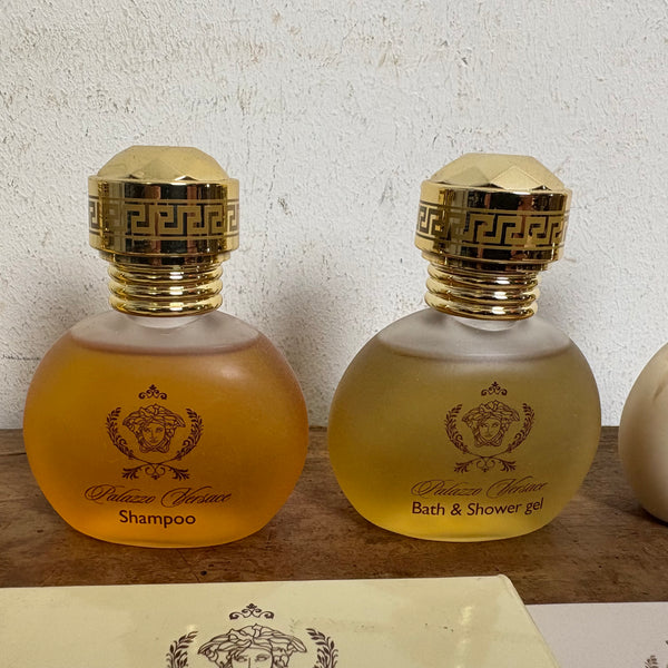 Luxuriöse Pflegeprodukte und Accessoires für Gäste des Palazzo Versace Hotels an der Gold Coast in Australien