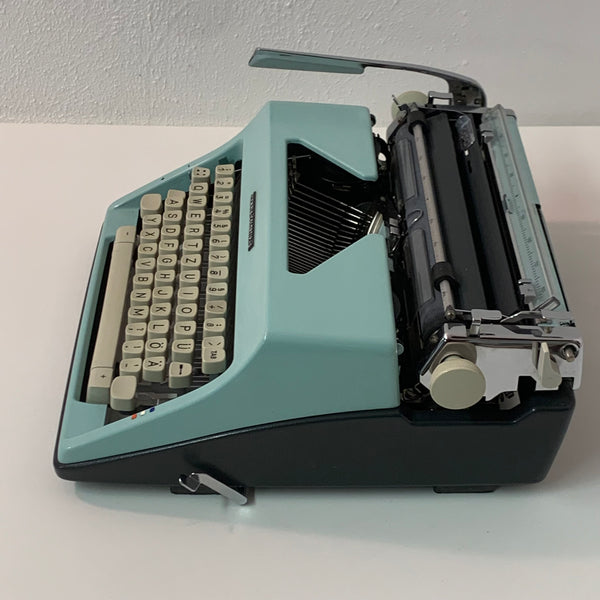 Vintage Schreibmaschine Colortrip - S von Olympia hellblau