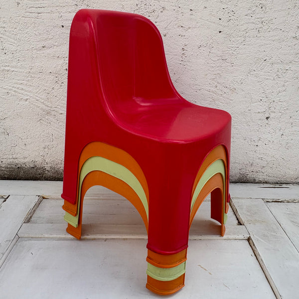 Stylische Kinder Stapelstühle mit Tisch