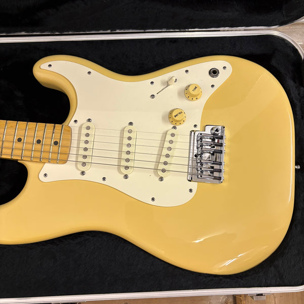 Vintage E-Gitarre 
1983 Fender Standard
Stratocaster (USA) mit Ahorngriffbrett in elfenbeinweiß