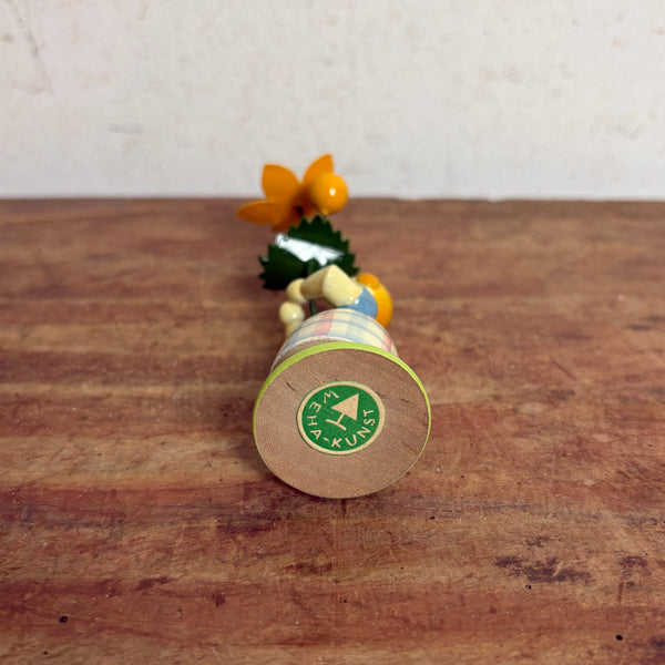Blumenkind Mädchen mit gelber  Blume von Weha