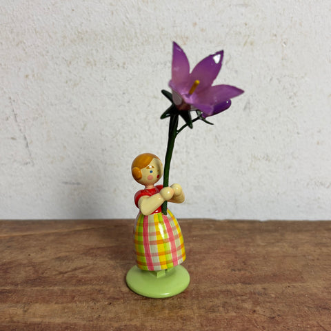 Blumenkind Mädchen mit lila  Blume von Weha